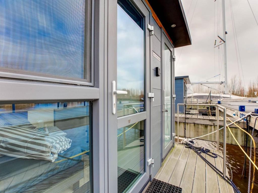 Modern Houseboat In Marina Of Volendam Hotel ภายนอก รูปภาพ